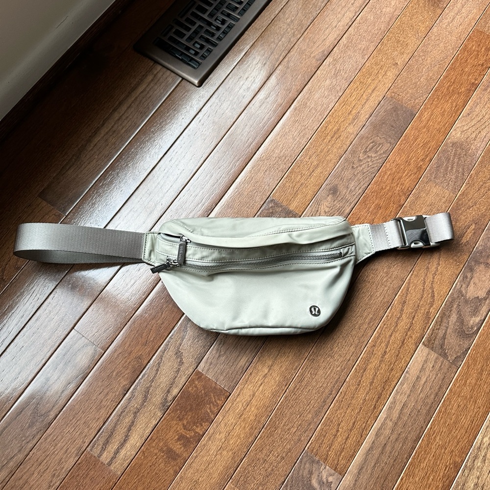 Lululemon 2.5L Beltbag